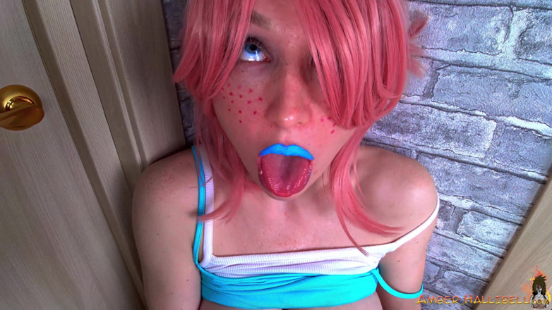 Amber Hallibell: Horny babe masturbate with candy - hot solo