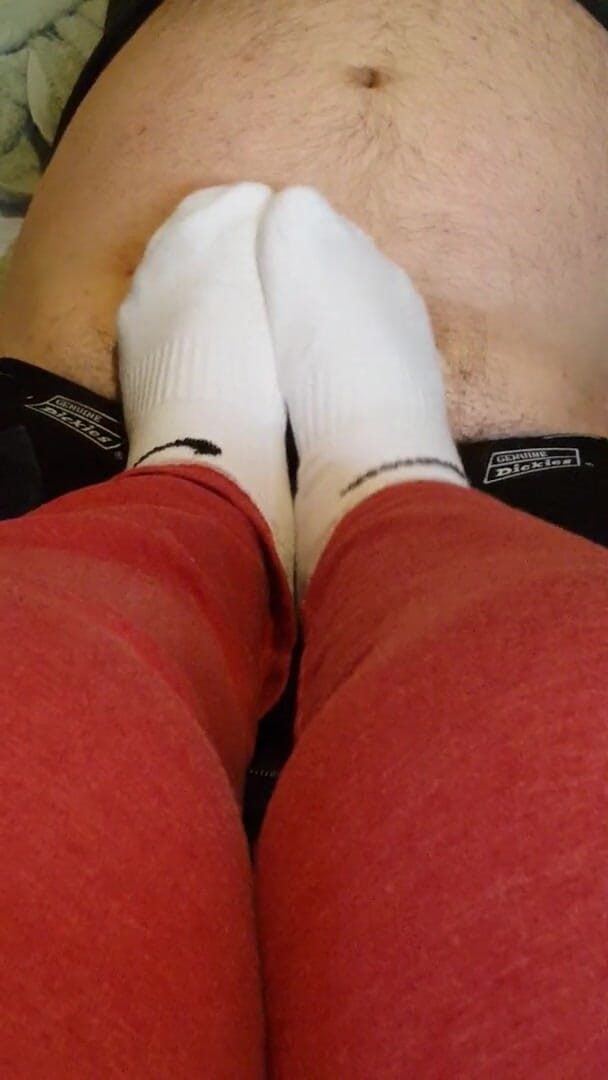 Miss Sock trampler: Je lui saute la bite avec mes chaussettes blanches