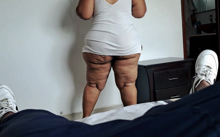 MILF Brandy: 我观看我继母的大屁股自慰