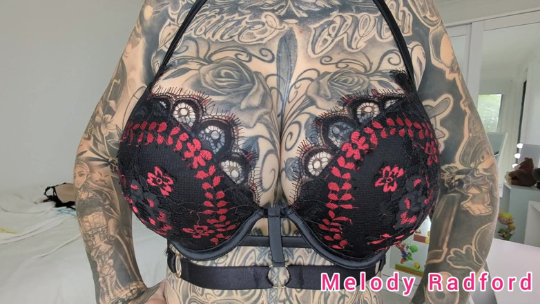 Melody Radford: Percubaan pakaian dalam hitam dan purple dan bikini mikro pada...