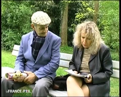 더러운 할아버지는 자신을 좋은 빨기를 발견!