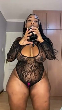 สาวสวยตัวใหญ่เปลื้องผ้าและเล่นตูด