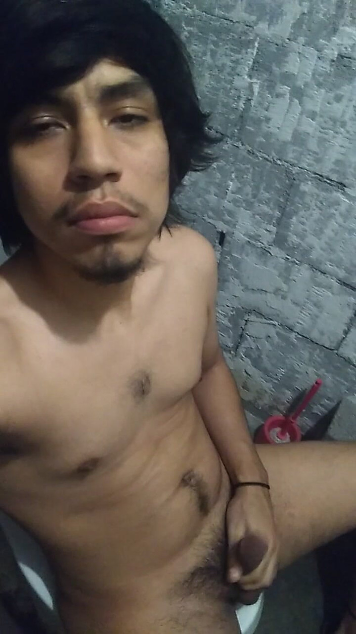 AlexAlejandro13: Very Sweaty on the Toilet
