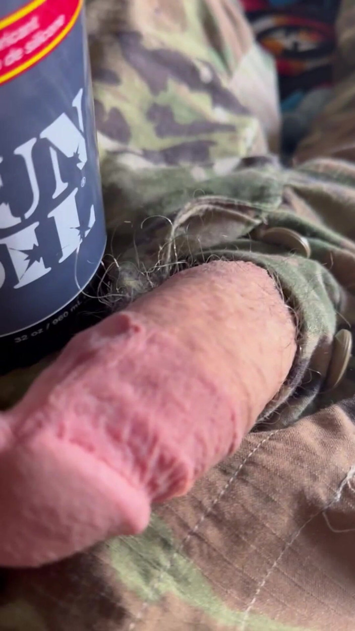 Gay Soldier Stuff: Il soldato dell'esercito si masturba in dei pantaloncini con plaid...