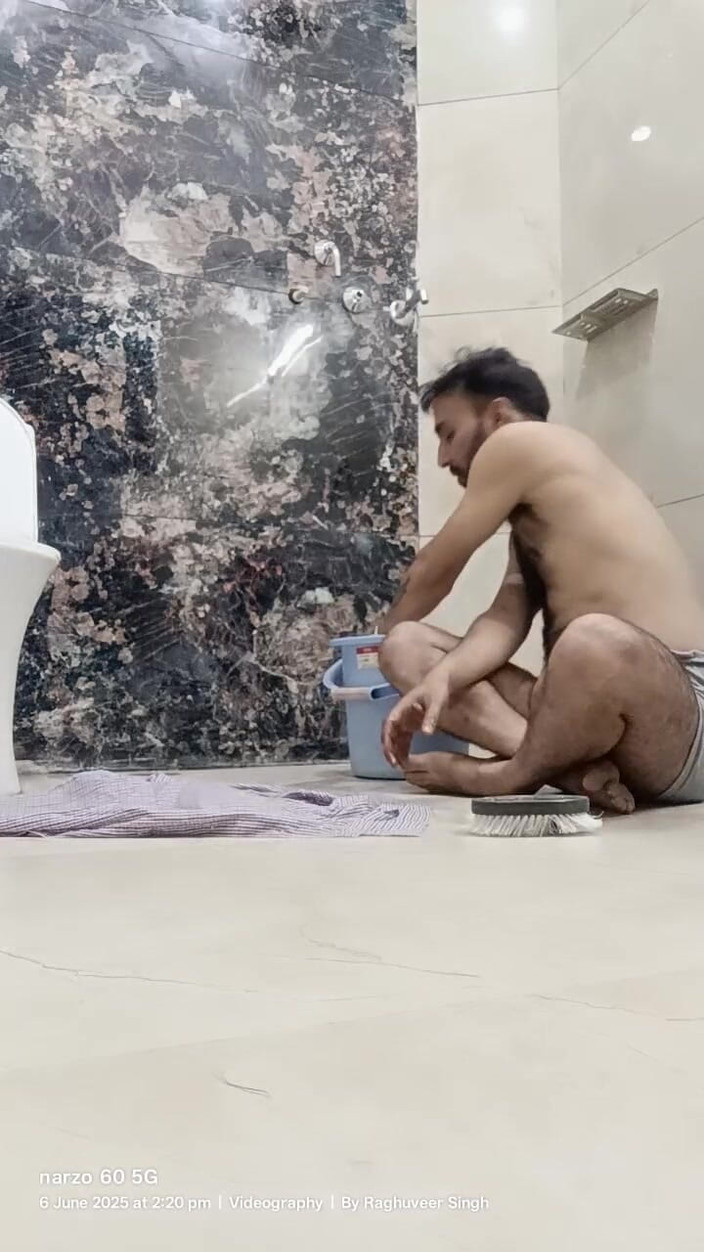 Rajasthani-old-lover: Ayah tiri India lagi mandi