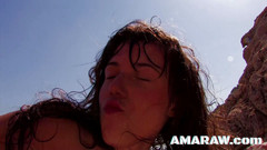 Amaraw: 黑发少女samanta在海滩上玩肛交