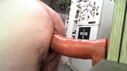 GiantDildoLover: 一些假阳具用于我的屁股，直径从4厘米到12厘米，但我需要更大的假阳具