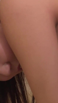Asian slutty scena 2 - Bruna asiatica con tette piccole che scopa duro, finisce con un creampie e si mette un dildo