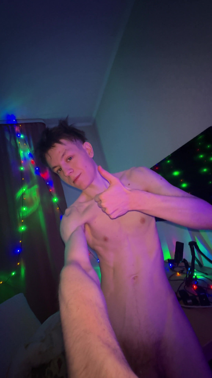 Morflot24: Spotmassage alleen veroorzaakt een schuddend twink-orgasme