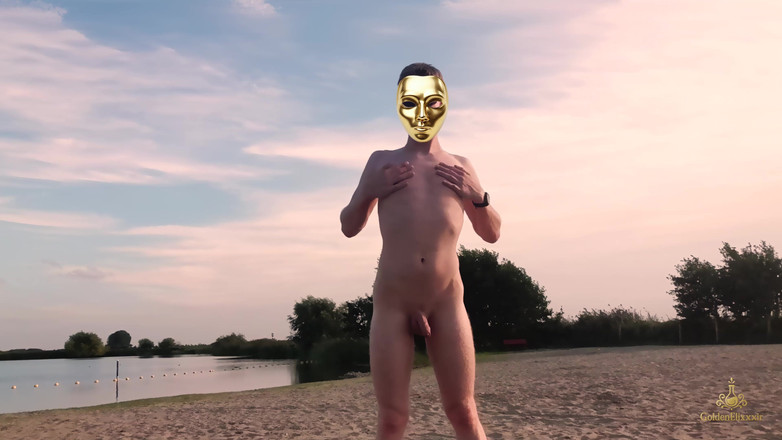 GoldenElixxxir: Twink Op Gekleed Niet Naaktstrand Stiekem Naakt 4K! Tiener Exhibitionisme Goldenelixxxir!