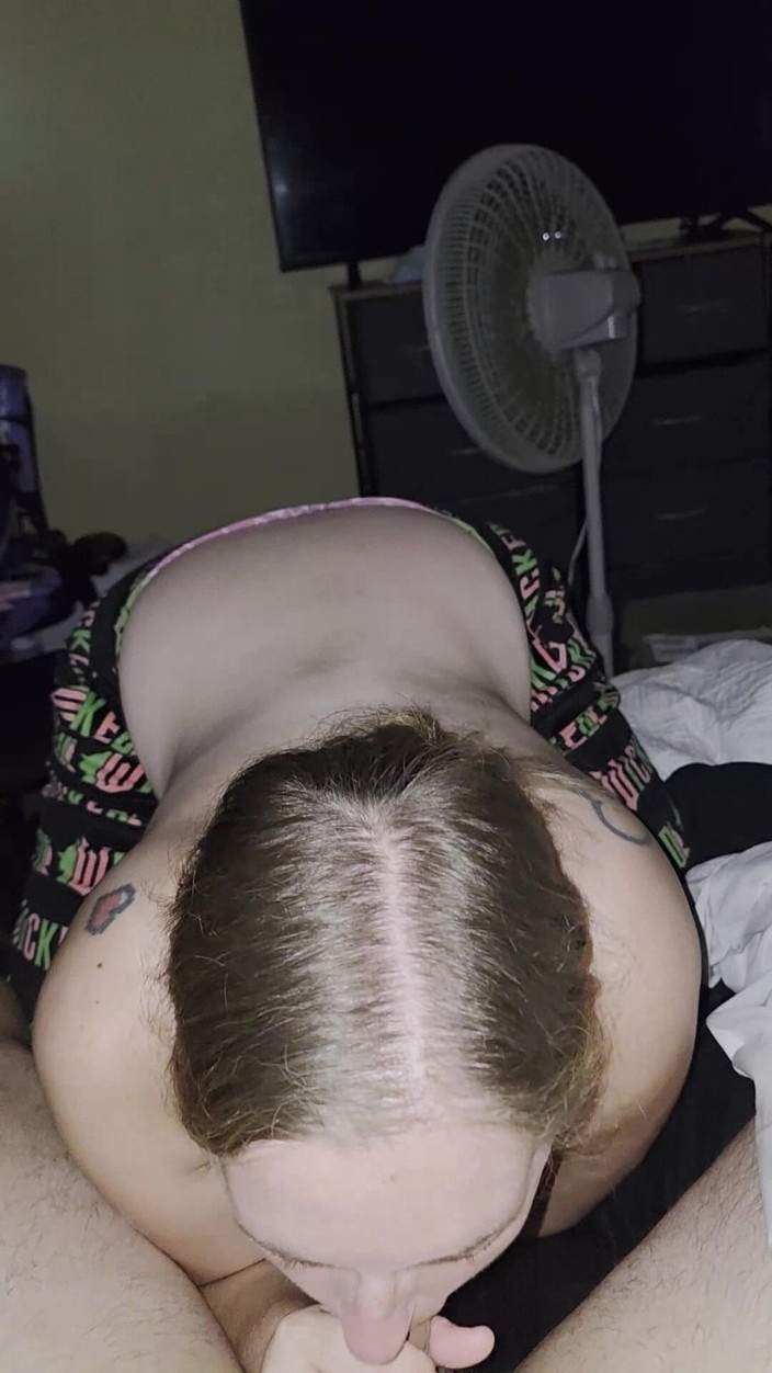 Mama_Foxx94: 快楽に目覚める:セクシーな素人熟女からの朝のフェラチオ