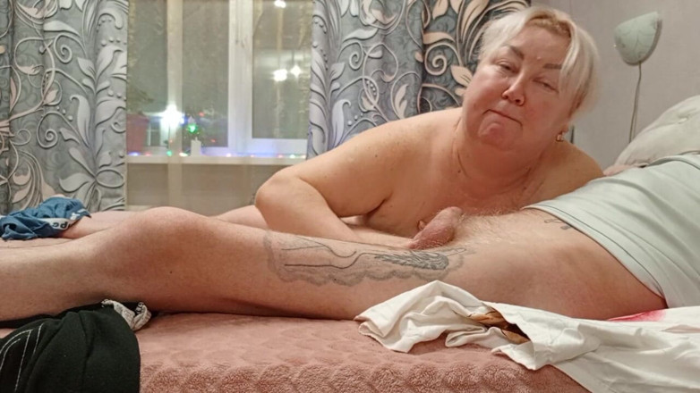 Zona901: La vecina acaricia mi polla con su boca hasta que...