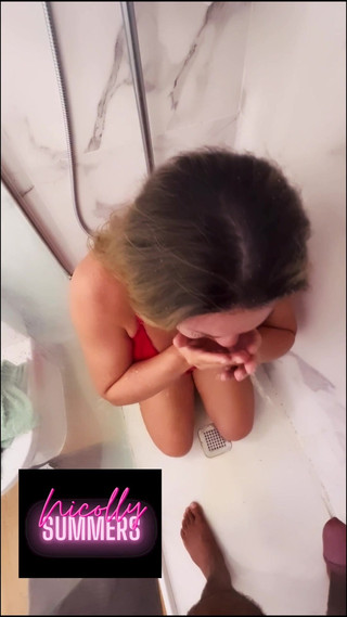 Nicolly Summers: Jiran saya memberi saya mandi hujan keemasan