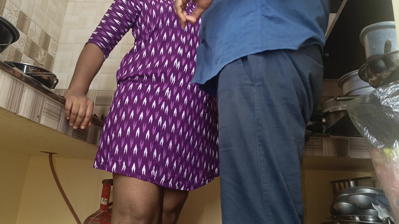 Pushpa studio: Hospodyňka šuká v kuchyni