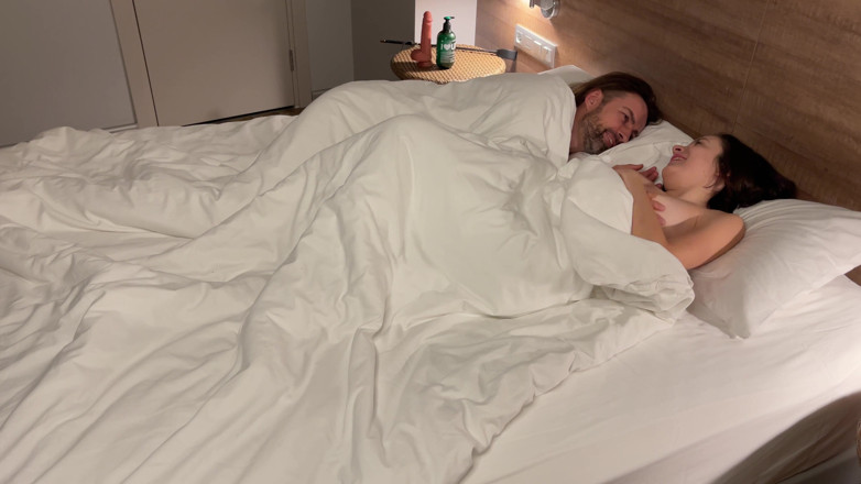 Verhiniz: Ik Kijk Naar Je Terwijl Grote Pikken Mijn Strakke Gaatjes...