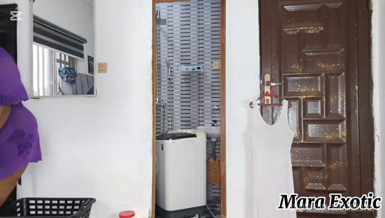 Mara Exotic: 丰满的乌木宝贝洗衣服和振动 - mara Exotic