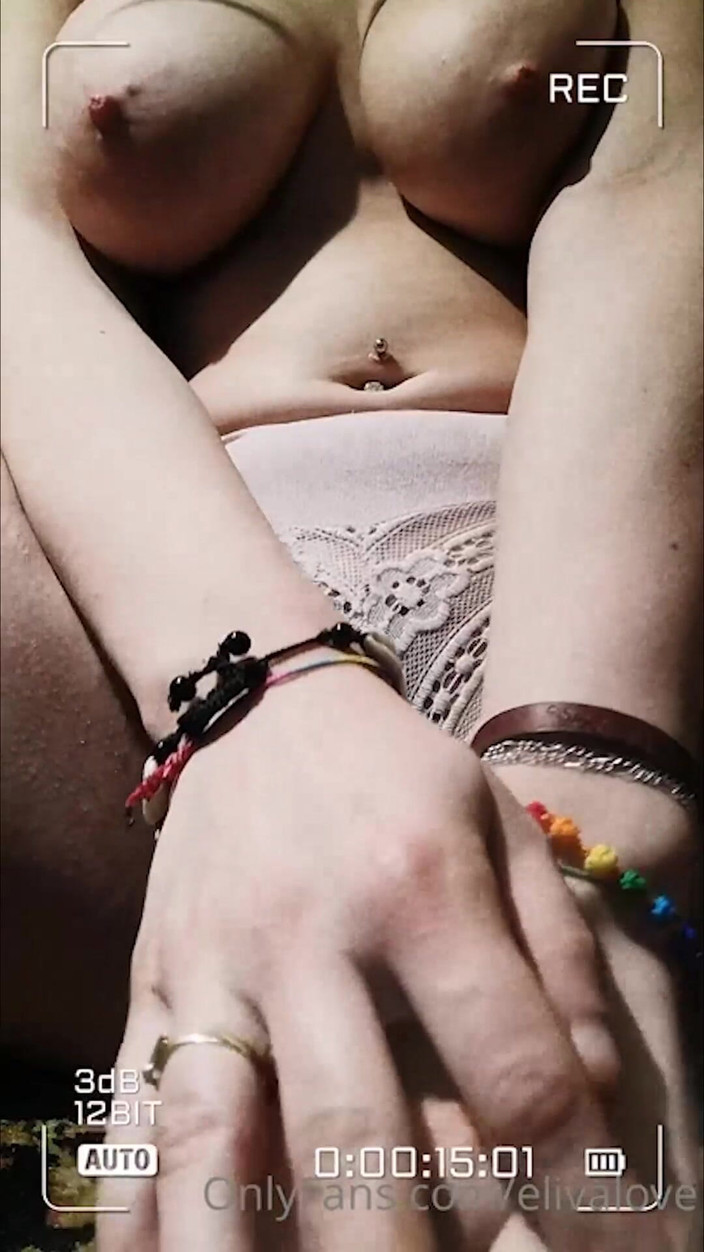 ElivaLove: 털이 무성한 보지와 뮤 자연의 젖탱이를 만져