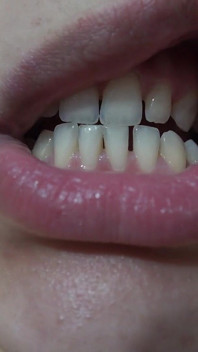 La mia sorellastra brasiliana fa un feticcio della lingua e poi mostra la bocca e la lingua e poi i suoi denti