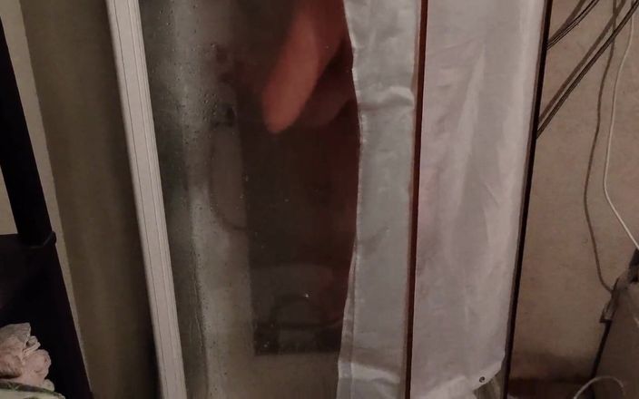 Emma_Alex: Meine stiefschwester in der dusche erwischt. Sie ließ mich auf...