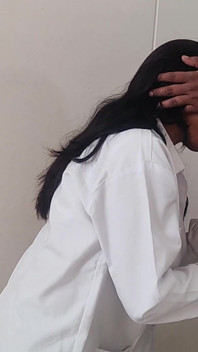 Jururawat menghisap batang doktor di kabin peribadi