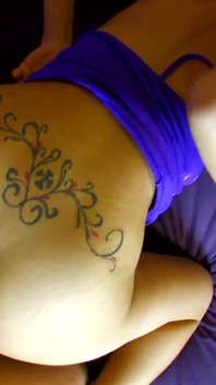Morena con tetas naturales tiene sexo anal y mamadas profundas mientras lombibe todo - parte 3