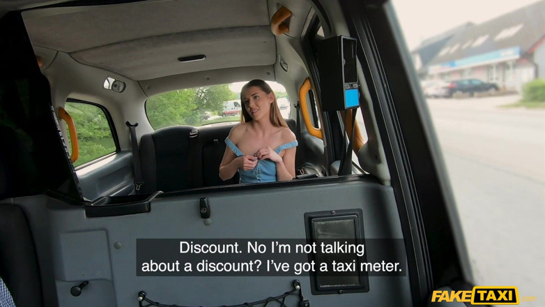 Fake Taxi: Fake taxi - sybil mostra il suo vestito di jeans corto...