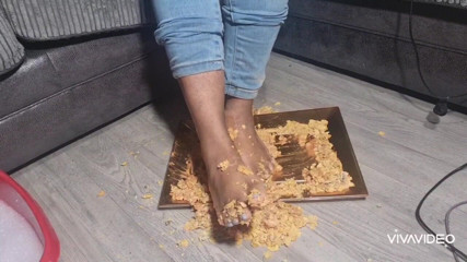 Simp to my ebony feet: 脚食物粉碎
