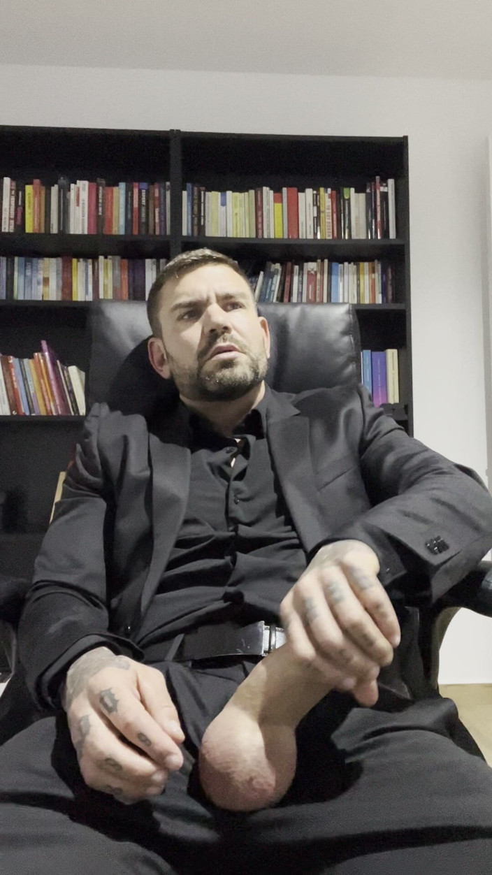 Juan Lucho Gay: 잘생긴 남자가 정장 차림으로 자위한다