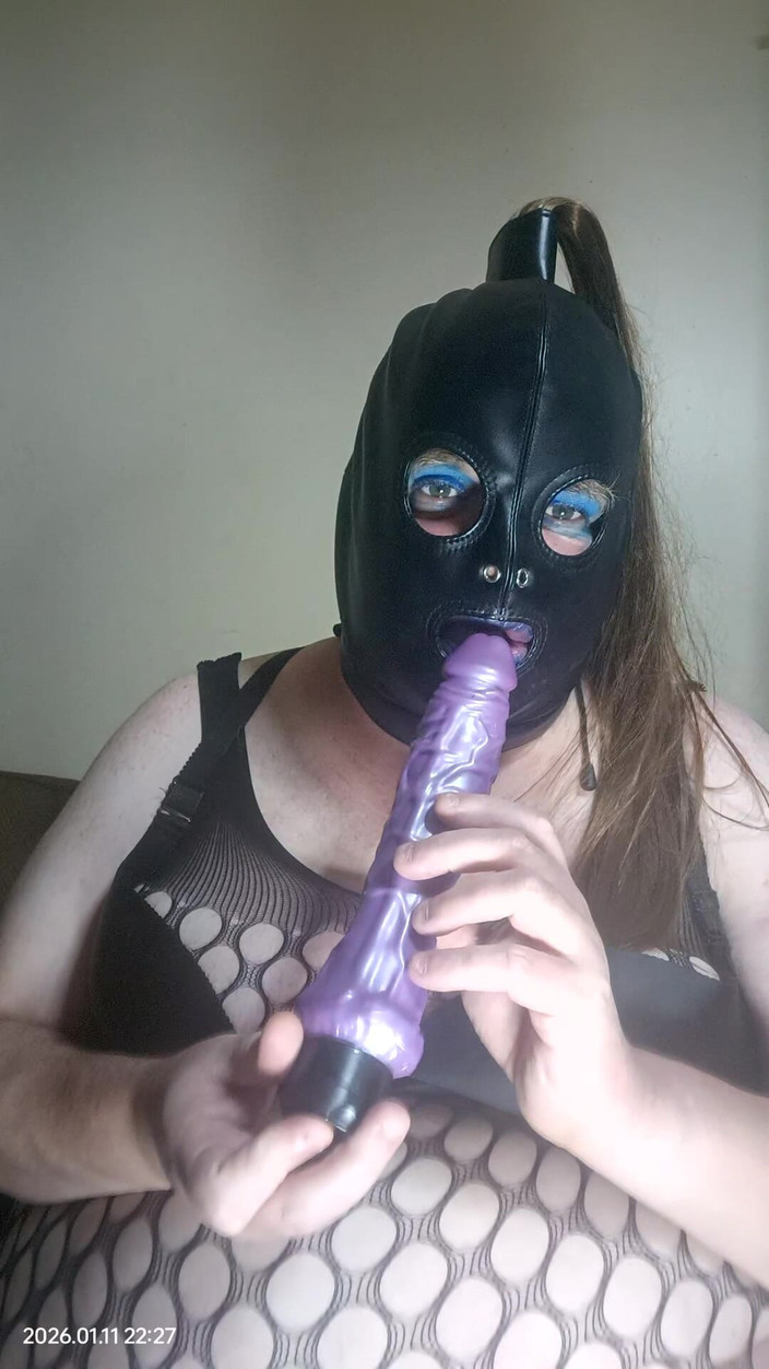 Stephanie-Nicole-TV: खूबसूरत विशालकाय महिला टीवी पर्पल डिल्डो के साथ मस्ती कर रही है