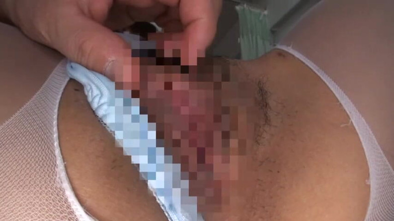 CherryBONBON: Sjuksköterska med milda ögon, rodnad leende och stigande värme