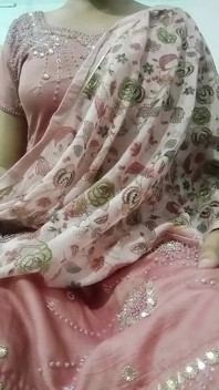 Indischer schwuler transvestiten-hintern, echter selbstgedrehter sex in pinker salwar, kurta mit schwerem jwellery wie eine hausfrau
