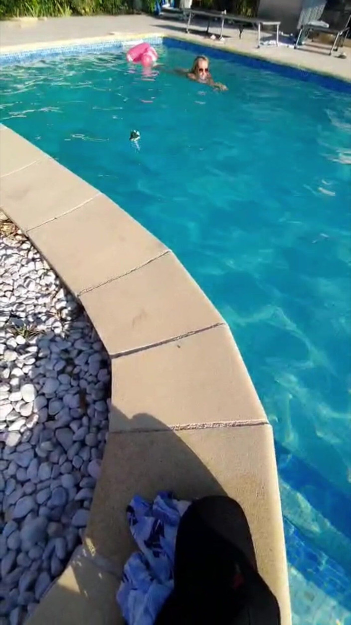 Spencer: Fantezie franceză la piscină: Tensiune lângă piscină