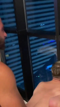 筋肉がツインクの男たちとダブルセックス