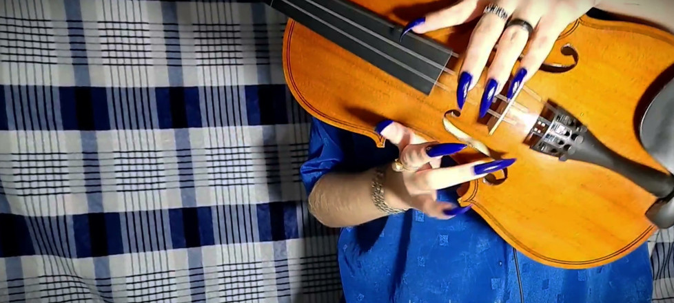 Goddess Li: Blue Nails dengan seorang Violin