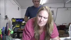 Jennifer este futută peste o masă la serviciu