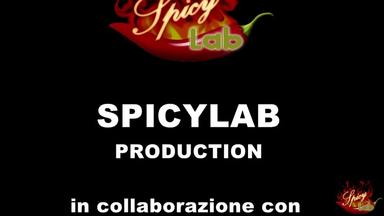 Spicy Lab Production: Anal vândut acasă, curvă sexy Luna Dark pentru două pule...