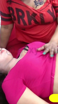 Sonia și Simran Video lesbo cu pișat