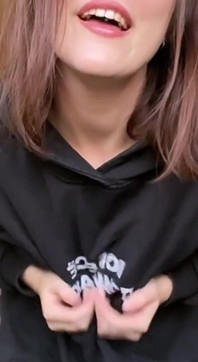 Taquiner toi et ma chatte dans un hoodie