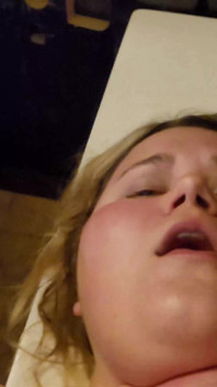 Loira gostosa chupa pau e leva néctar no rosto e peitos no chuveiro da sauna