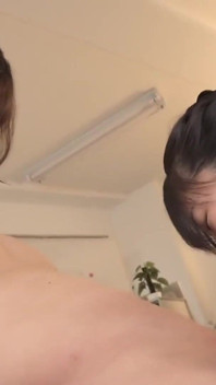 लार से भरी जीभ चुंबन और निप्पल चाटने की जल्दी! Little Devil Slut. Part.2