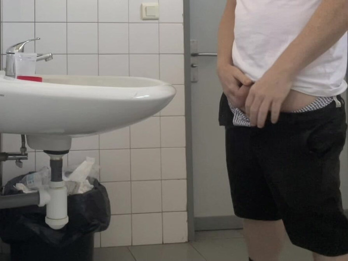 AmateurBoysPissing: Мужик Берет Пробу Мочи В Туалете Больницы