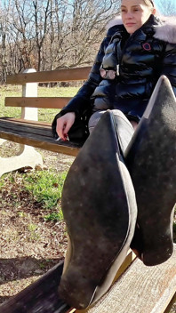 Adoración de botas en un parque