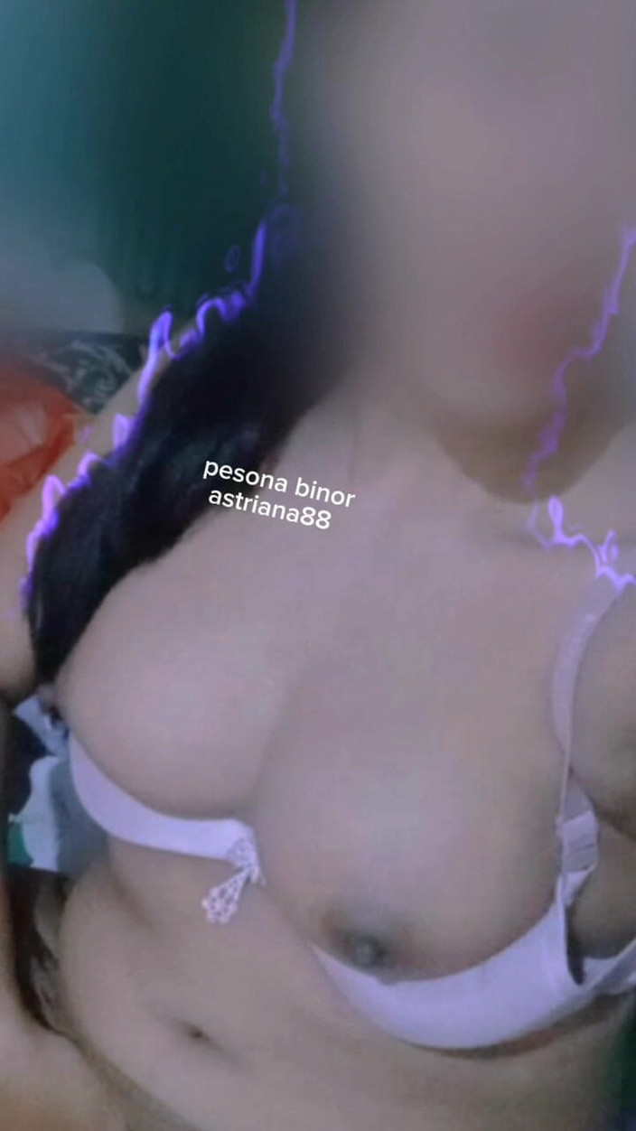 Astriana88: जेजे हर्लिना अपना बड़ा दिखा रही है