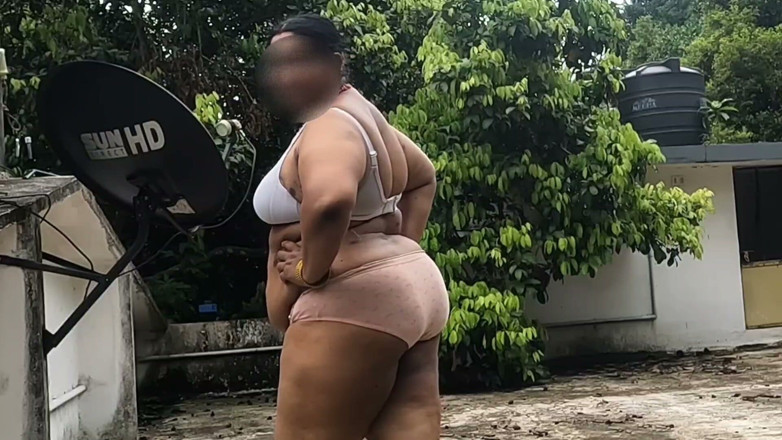 Anne Ipe: Naughty Nudist From India Relaxing Outdoor Naked, Eating Fresh Fruit...
