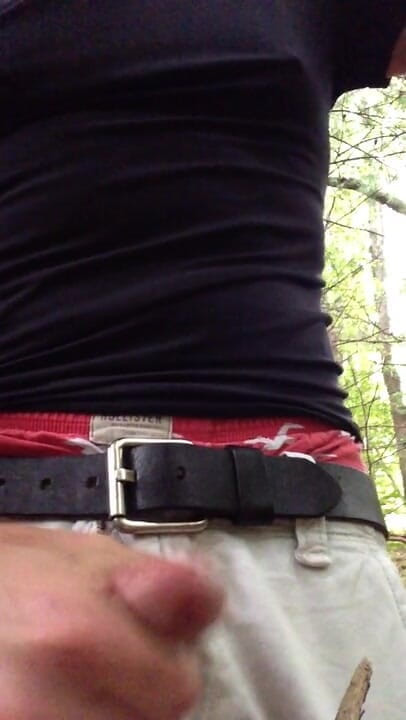 TJenner: Branlette dans les bois et éjaculation en POV