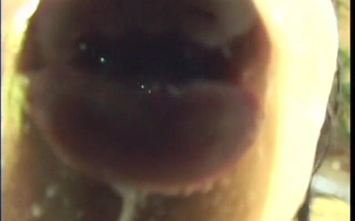 Meet and Fuck: 猫のマスクテラボンドの卑猥なブルネットの淫乱は、彼女の欲望を満たすために見知らぬ人に緊急に要求します