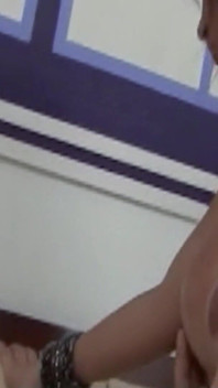 Latino chupa pau transsexual e recebe sua primeira foda anal
