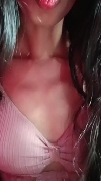 Bibir seksi panas mengusik rakaman dekat