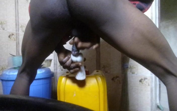 Geepeehub: Artista mascarada fodendo silicone toy vaginal