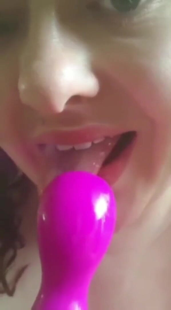 Real homemade BBW BBC porn: YoungEnglishBBW - lutscht meinen dildo, bohrt meine nasse tropfende muschi